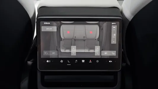 Tesla Y AWD 2025 32
