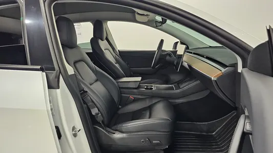 Tesla Y AWD 2021 11