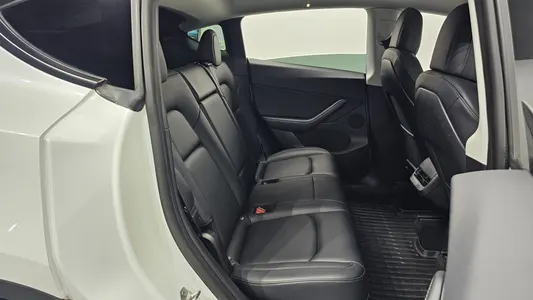 Tesla Y AWD 2021 26