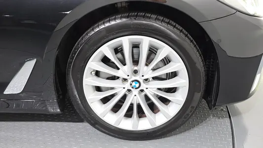 BMW 5 Series (G30) 520i 2023 22