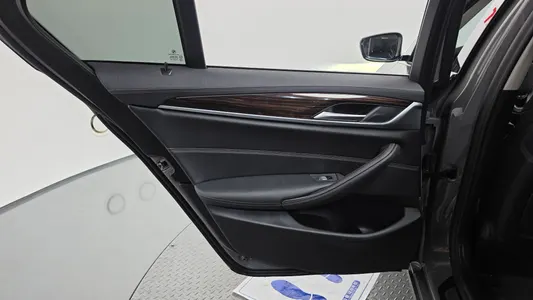 BMW 5 Series (G30) 520i 2021 25