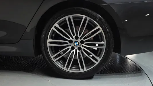 BMW 5 Series (G30) 530i M 2019 21