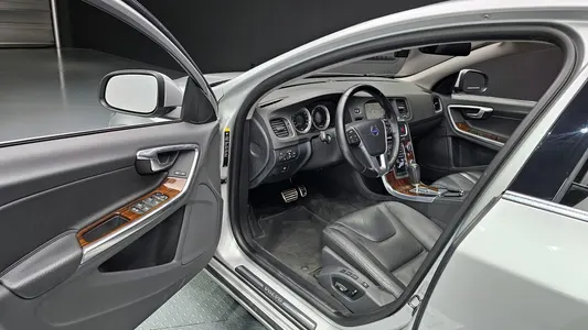 Volvo S60 D5 2011 11