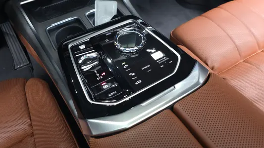 BMW 7 Series (G70) 750e xDrive 2025 9