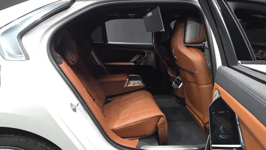 BMW 7 Series (G70) 750e xDrive 2025 12