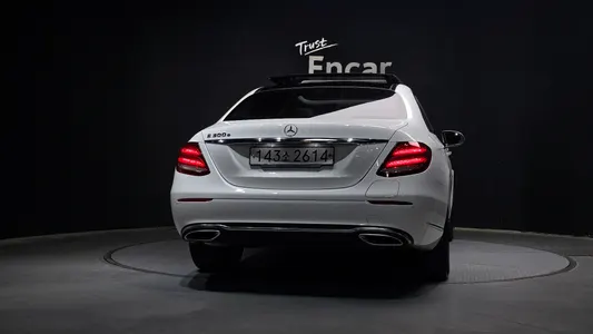Mercedes-Benz E-Class W213 E300e 2019 4