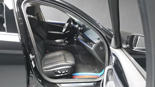 BMW 5 Series (G30) 523d 2021 11