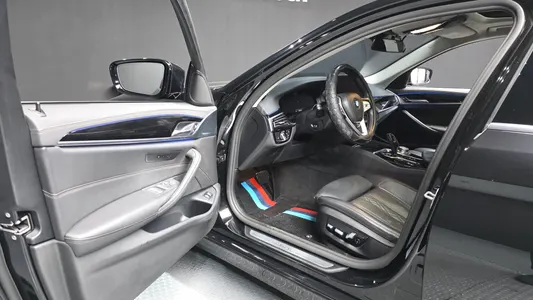 BMW 5 Series (G30) 523d 2021 10