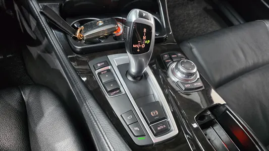 BMW 5 Series (F10) 528i 2012 8