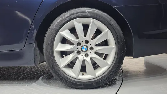 BMW 5 Series (F10) 528i 2012 21