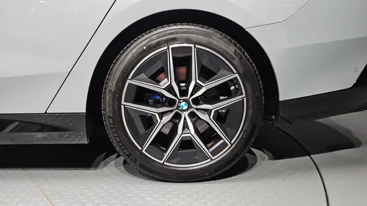 BMW 5 Series (G60) 520i M 2025 21