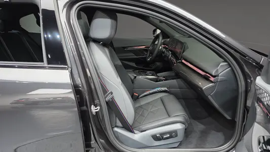 BMW 5 Series (G60) 530i xDrive M 2025 12