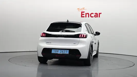Peugeot e-208 2 GT 2023 4