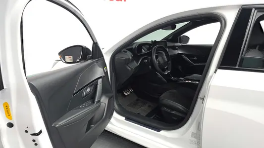 Peugeot e-208 2 GT 2023 10