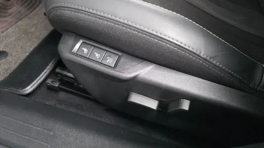 Peugeot e-208 2 GT 2023 19