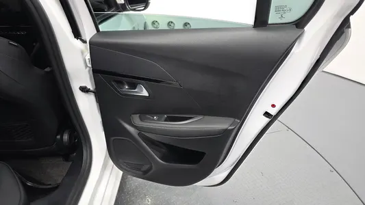 Peugeot e-208 2 GT 2023 25