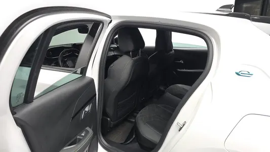 Peugeot e-208 2 GT 2023 26