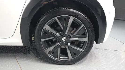 Peugeot e-208 2 GT 2023 21
