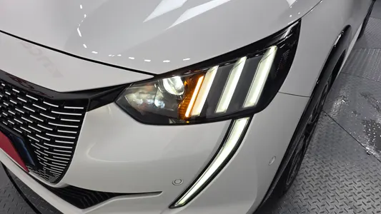 Peugeot e-208 2 GT 2023 22
