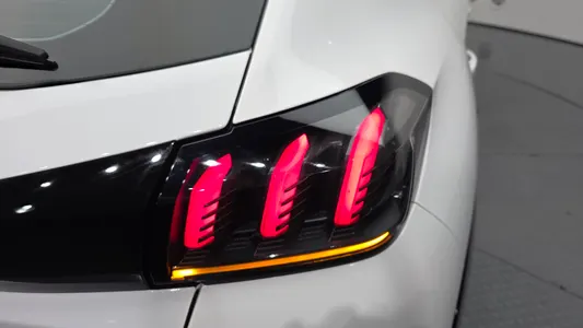 Peugeot e-208 2 GT 2023 23