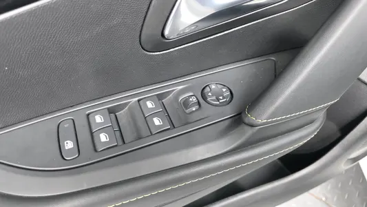 Peugeot e-208 2 GT 2023 28