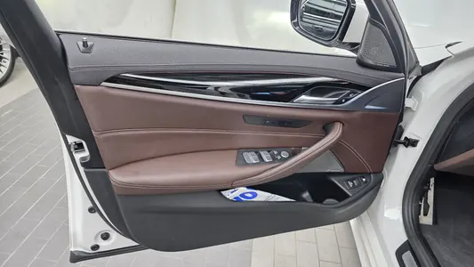 BMW 5 Series (G30) 530e M 2022 24