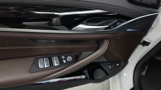 BMW 5 Series (G30) 530e M 2022 28