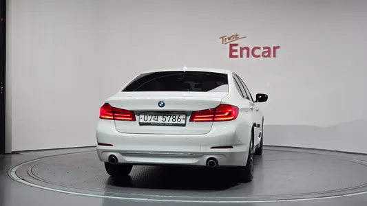 BMW 5 Series (G30) 520i 2018 4