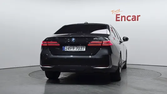 BMW 5 Series (G60) 530e 2024 4