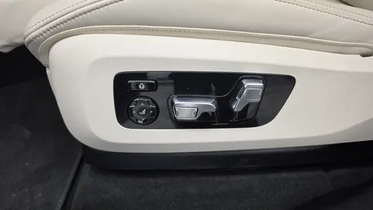 BMW X7 (G07) xDrive 40i 7 2025 32