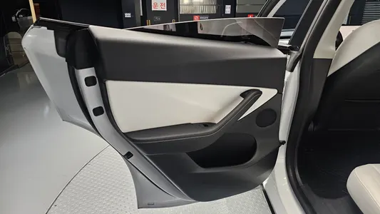 Tesla Y AWD 2022 26