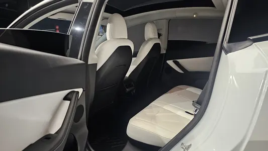 Tesla Y AWD 2022 27