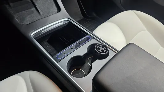 Tesla Y AWD 2022 31