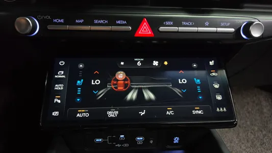 Hyundai (GN7) 2023 32