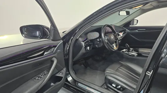 BMW 5 Series (G30) 520i 2019 10