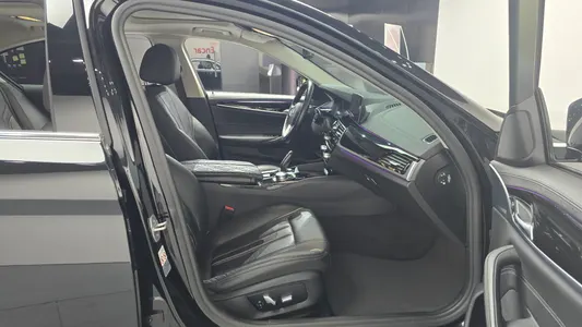 BMW 5 Series (G30) 520i 2019 26