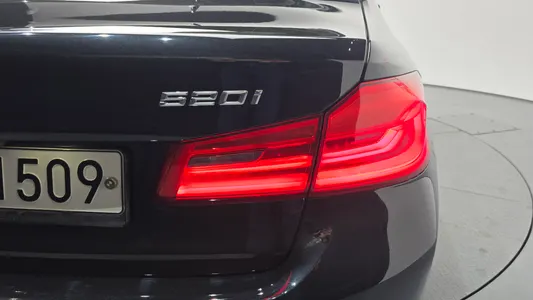 BMW 5 Series (G30) 520i 2019 23