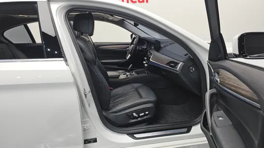 BMW 5 Series (G30) 530i 2018 26