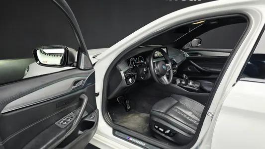 BMW 5 Series (G30) M550d xDrive 2019 10