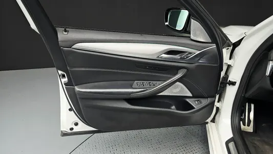 BMW 5 Series (G30) M550d xDrive 2019 24