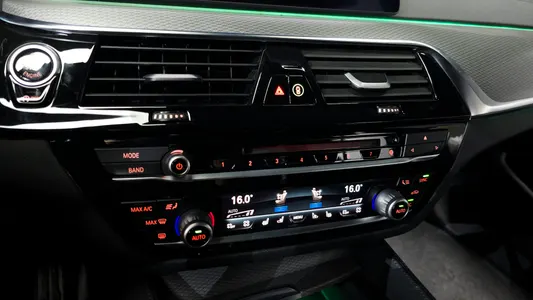 BMW 5 Series (G30) M550d xDrive 2019 34