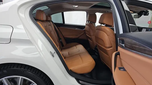 BMW 5 Series (G30) 530e 2019 12