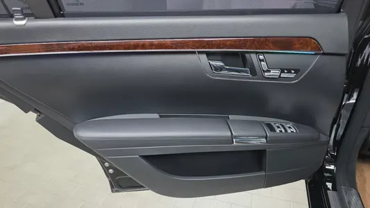 Mercedes-Benz S-Class W221 S550V 2007 25