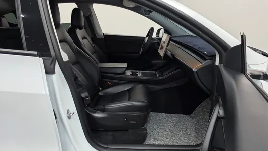 Tesla Y AWD 2022 26