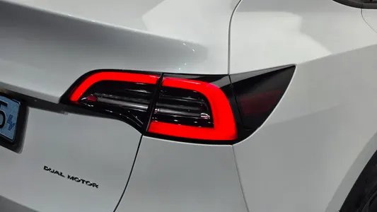 Tesla Y AWD 2022 23