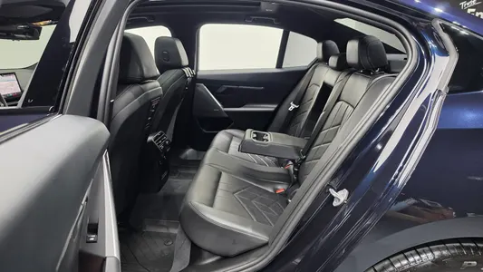 BMW 5 Series (G60) 520i M 2024 26