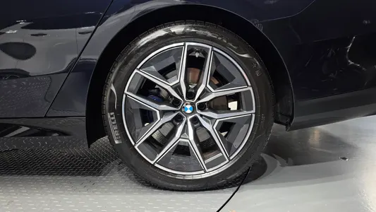 BMW 5 Series (G60) 520i M 2024 21