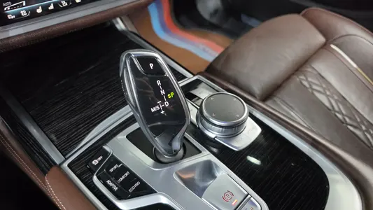 BMW 7 Series (G11) 740e i M 2019 9