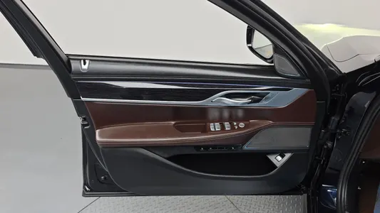 BMW 7 Series (G11) 740e i M 2019 25