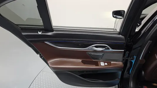 BMW 7 Series (G11) 740e i M 2019 26
